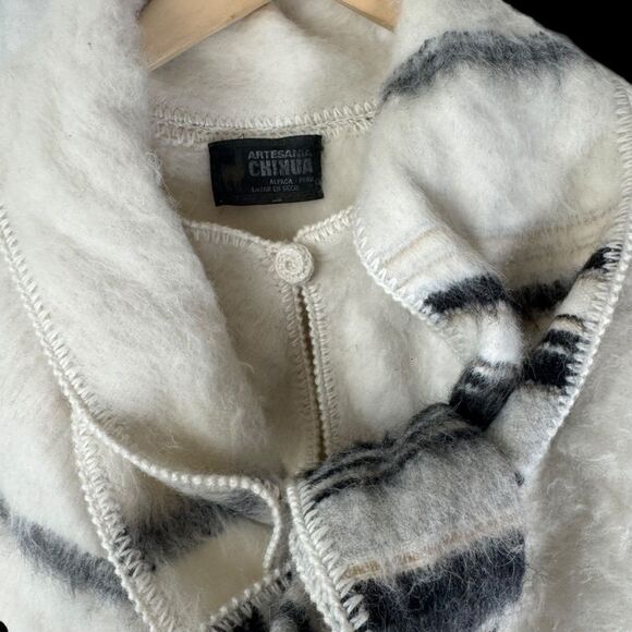 Artesia Peru 100 Percent Poncho Vintage Black/Grey White Button One Size - Picture 6 of 7